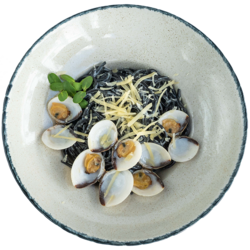 Чорні спагетті  з молюсками вонгале та соусом із блакитного сиру